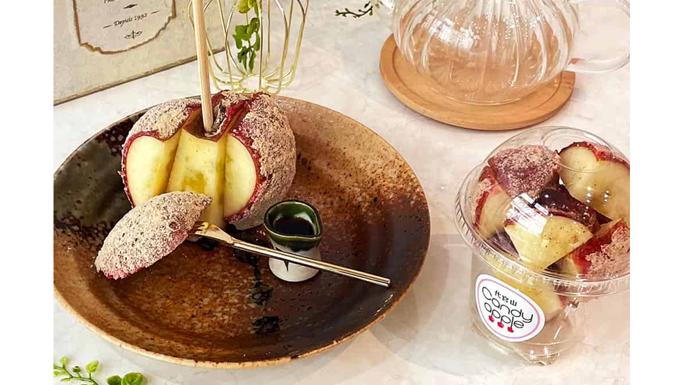 『代官⼭Candy apple 鎌倉店』の「丹波黒豆きなこ＜きなこのりんご飴＞」