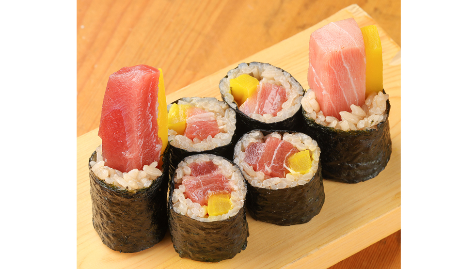 『釣宿酒場 マヅメ 野毛本店』の「はみだしトロたく巻き」