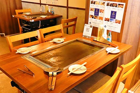 『大衆居酒屋 もんじゃ酒場 だしや 梅田茶屋町店』の店内