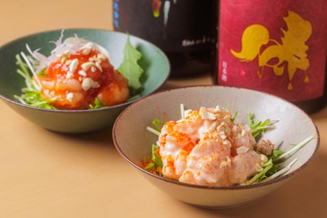 『大衆酒場びりちゃん 大阪梅田店』の「生の海老マヨ」と「生の海老チリ」