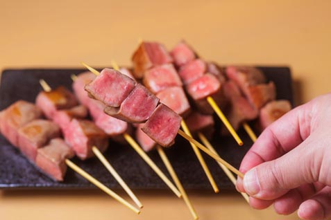『大衆酒場びりちゃん 大阪梅田店』の「名物！トロ牛タン串」