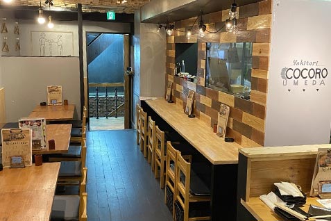 『炭焼きBAR 心 ～COCORO～ 梅田東通り店』の店内