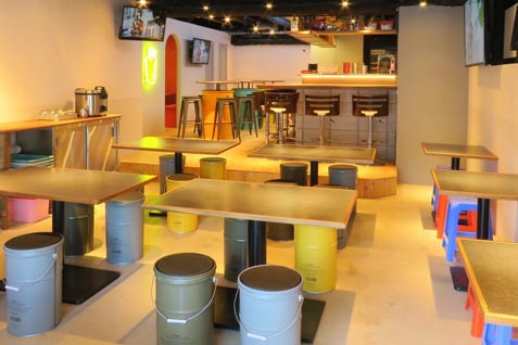 『サムギョプサル 韓国料理 バブ 梅田店』のポップな雰囲気の店内