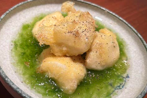 「沖縄料理 うまっさフループ」の「ジーマミーの天ぷらアーサー餡」