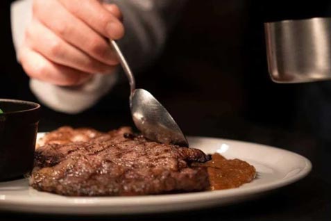 『TRUNK（KITCHEN）（トランク キッチン）』の「国産牛もも肉のステーキ シャリアピンソース」