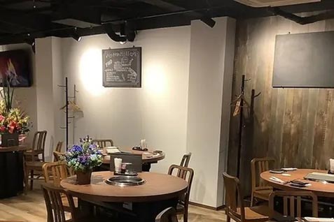 『焼肉 花楽』のカフェのようなオシャレな空間