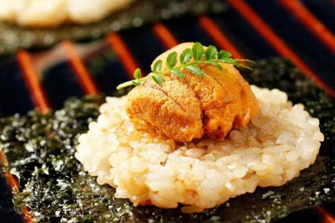 『鉄板焼 バンブーグラッシィ恵比寿店』の「生雲丹と焼き飯」