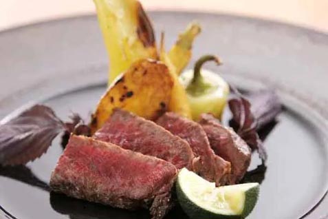 『春秋ユラリ』の「厳選肉の炭火料理」