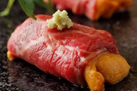 『くずし鉄板 あばぐら 恵比寿店』の「黒毛和牛×馬糞雲丹の雲丹巻き」」