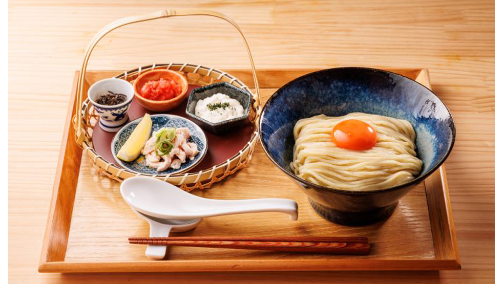 池袋『中華そば 麒麟』の「濃厚満月たまごのタマゴかけ麺 追い飯付き」