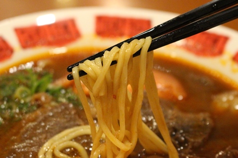 「番茄牛肉麺（ファンチュニューローメン）」麺