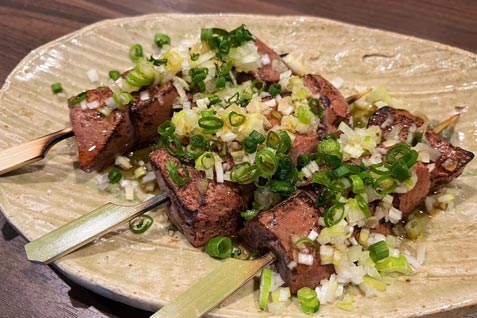 『練馬酒場 兎に角』の「炙り上レバ串」