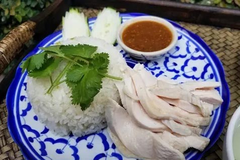 『タイ料理＆パクチー酒場 居空間』の「カオマンガイセット」
