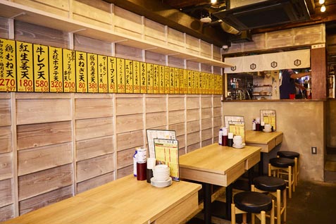 『マグロと天ぷら 上々商店 練馬店』のカジュアルな雰囲気の店内
