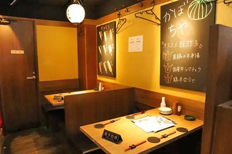 『炭火串焼と旬鮮料理の店 かぼち家』の店内