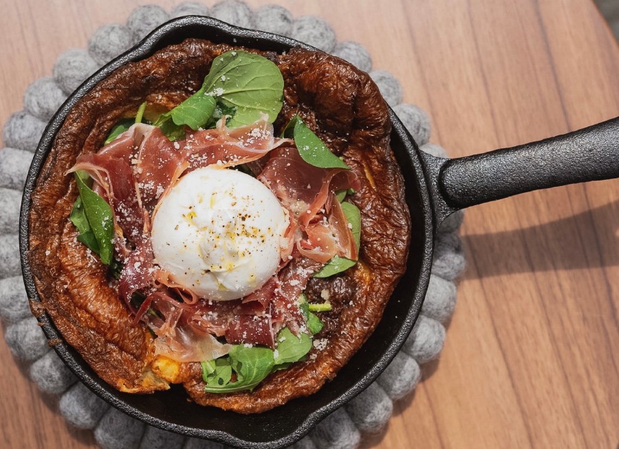 「i2 cafe （アイツーカフェ）」の「生ハムとブッラータチーズのダッチベイビー」