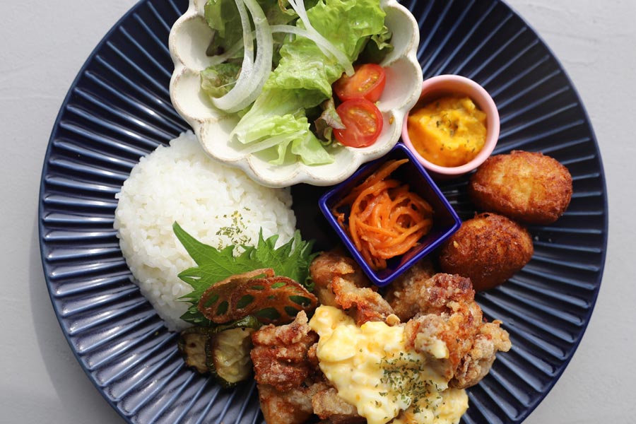 『ANTIQUA TREE CAFE(アンティカ ツリー カフェ)』の「チキン南蛮」