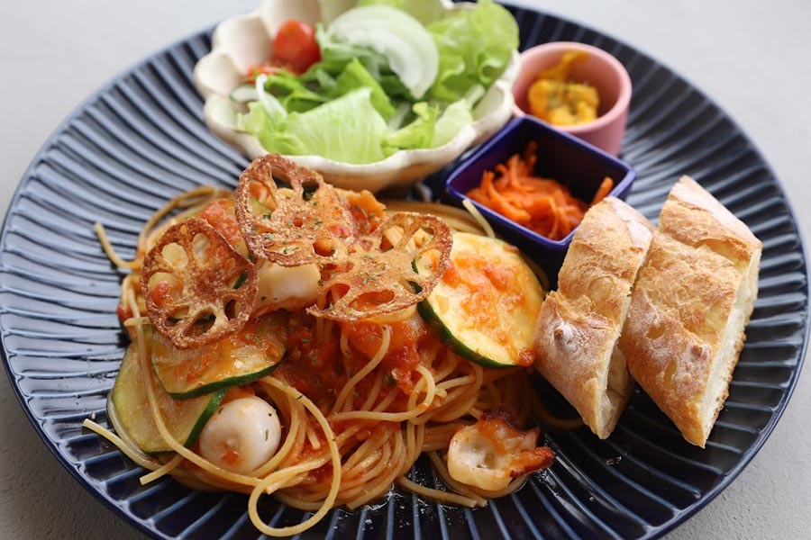 『ANTIQUA TREE CAFE(アンティカ ツリー カフェ)』の「柚子胡椒のトマトソースパスタ」