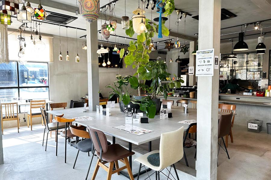 『ANTIQUA TREE CAFE(アンティカ ツリー カフェ)』の1階にあるテーブル席