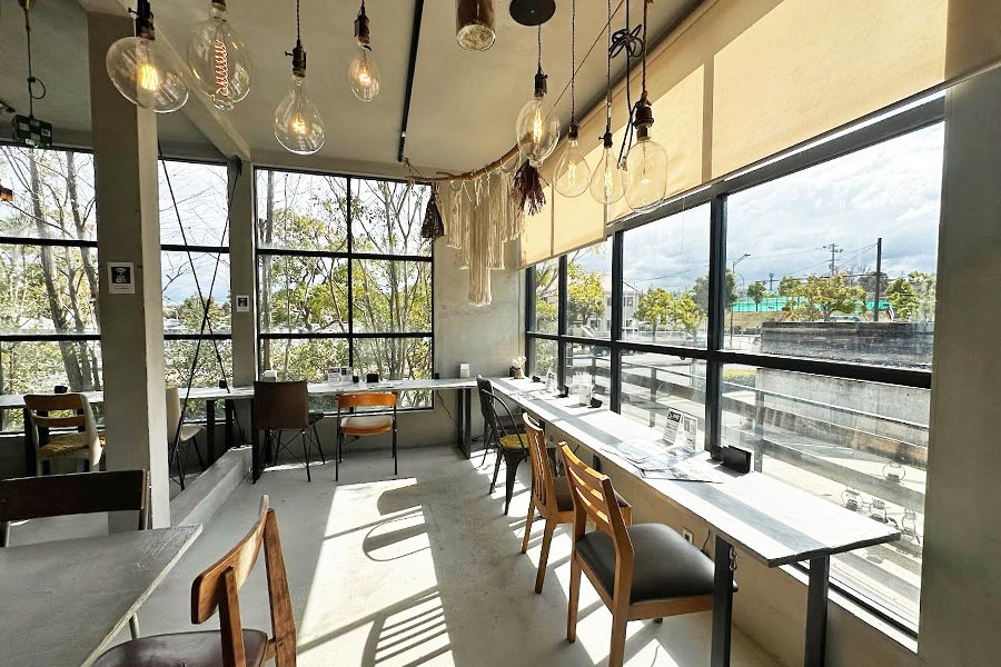 『ANTIQUA TREE CAFE(アンティカ ツリー カフェ)』の1階にあるカウンター席