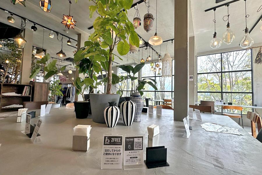 『ANTIQUA TREE CAFE(アンティカ ツリー カフェ)』の1階にあるテーブル席