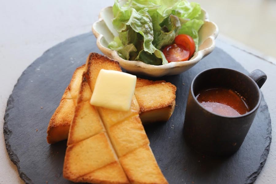 『ANTIQUA TREE CAFE(アンティカ ツリー カフェ)』の「トーストプレートモーニング」