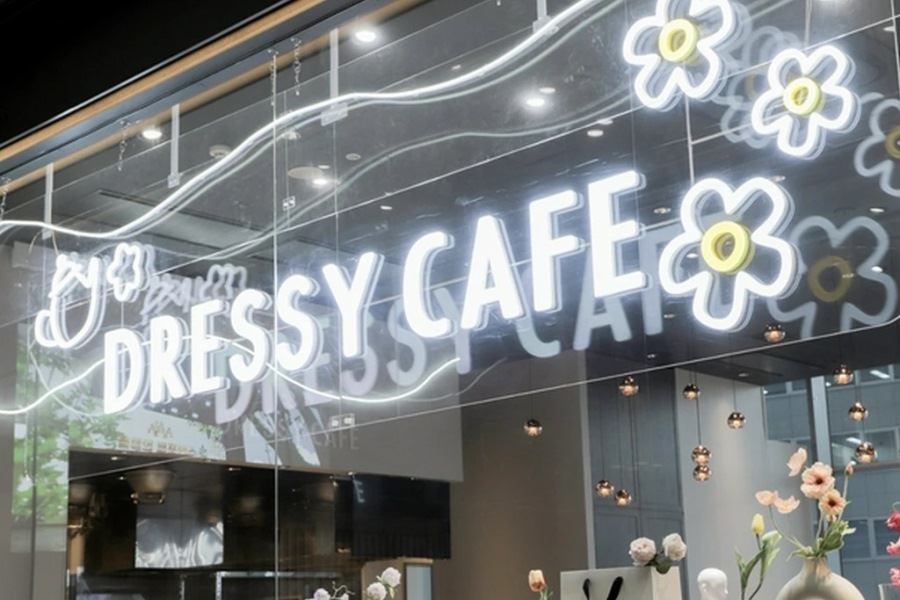 『DRESSY CAFE』