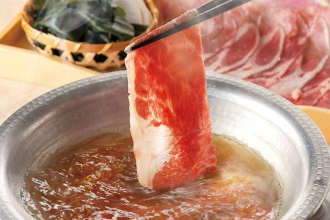 「全席個室 鮮や一夜 岡山本町店」の「黒毛和牛と三陸産わかめのトリプルスープしゃぶしゃぶ」