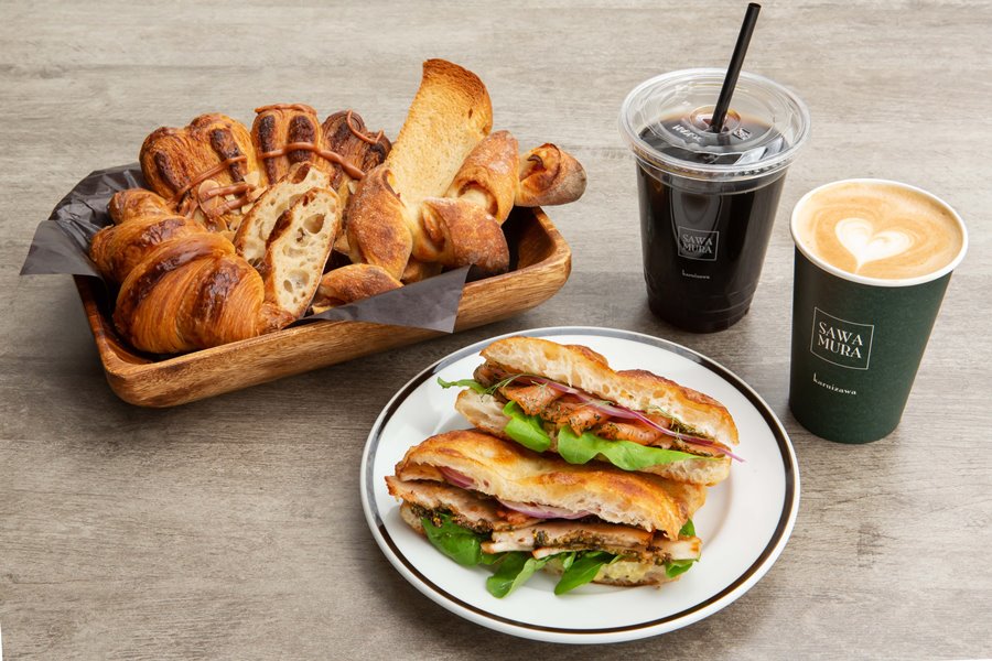 『ベーカリー&レストラン 沢村 名古屋』のパンとドリンク