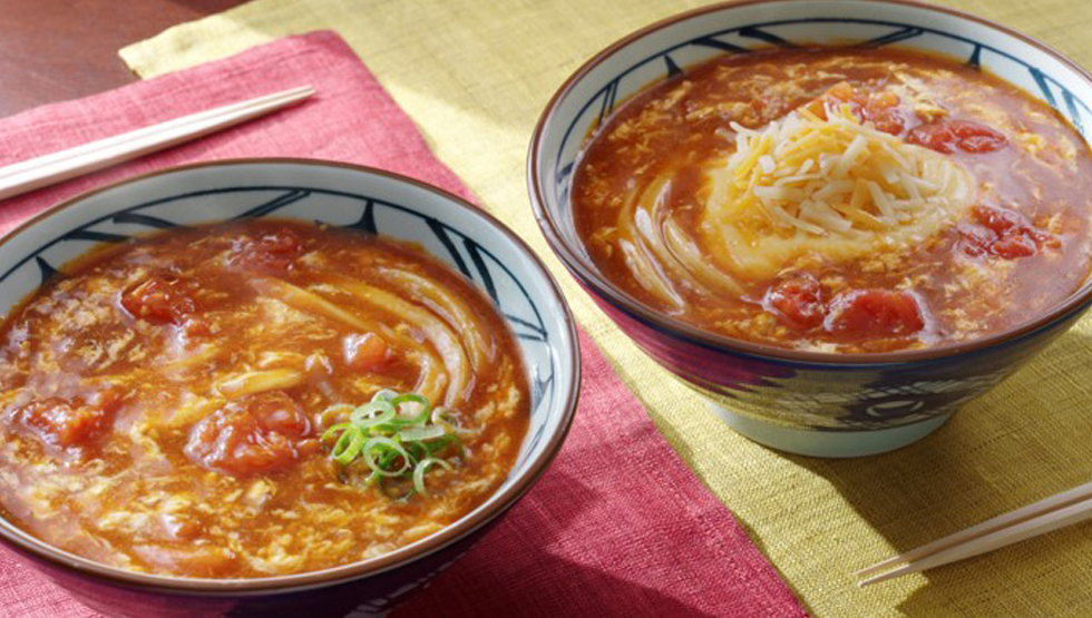 『丸亀製麺』の「トマたまカレーうどん」「とろけるチーズのトマたまカレーうどん」