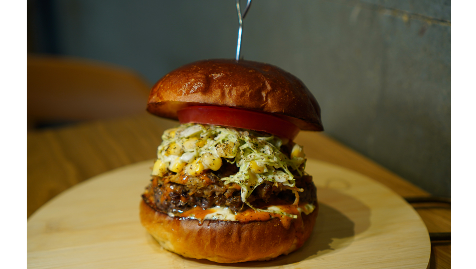 伊勢丹新宿店「I ♡ ハンバーガー in ISETAN」の「1/3 HAMBURGER FACTORY８／ポークカルニタスのビギーソースバーガー」