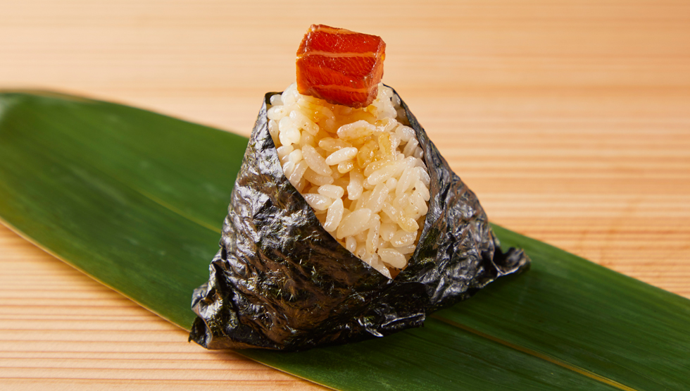 『むすび寿司 人形町店』の「漬けサーモン」