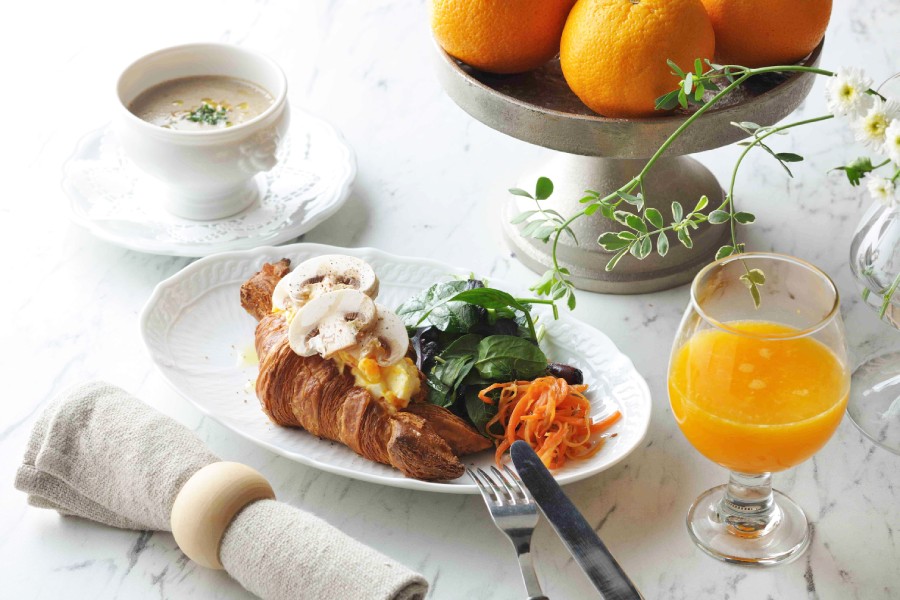 『RITUEL 虎ノ門 BRASSERIE&Cafe(リチュエル)』の「ウッフマヨネーズと長谷川農園マッシュルームのクロワッサンサンドウィッチ」