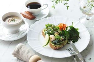 『RITUEL 虎ノ門 BRASSERIE＆Cafe（リチュエル）』の「アボカドフムスとひよこ豆・海老・コリアンダー・ライムのタルティーヌ」