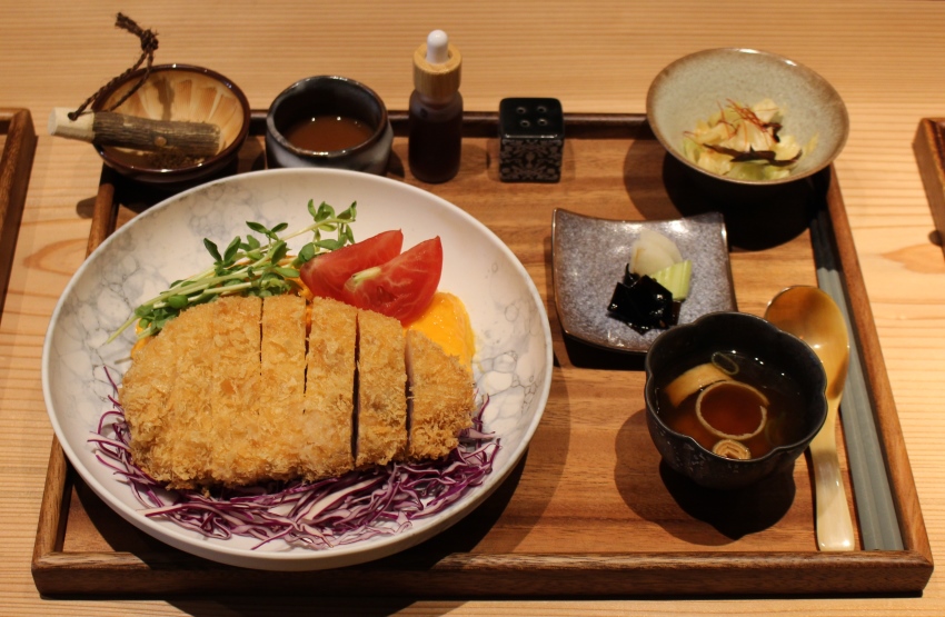 「特選"くちどけポーク"とんかつ御膳」