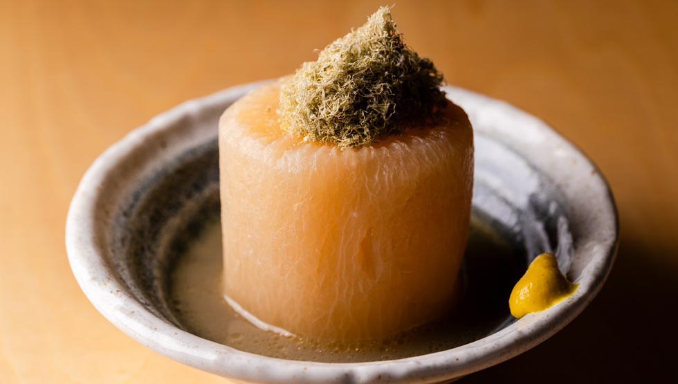 『寿司とおでん コエド』の「お通し 鶏白湯大根おでん」