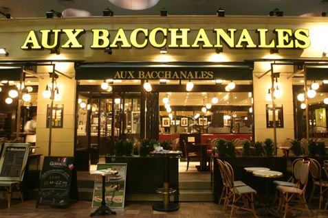 『AUX BACCHANALES 京都』のパリの街角にあるカフェのような外観