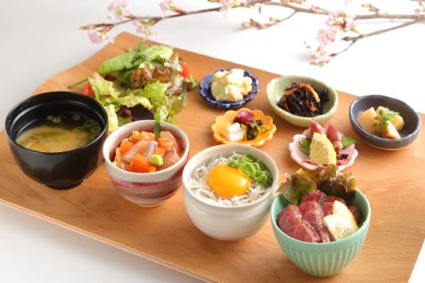 『KOTOWARI』の名物「三種丼プレート」