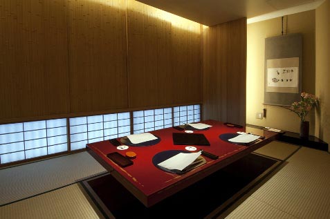 『あひ鴨一品　鳥安』店内
