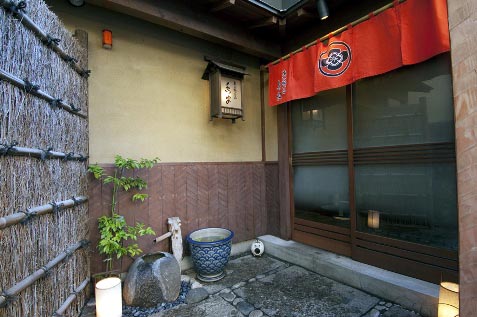 『あひ鴨一品　鳥安』外観