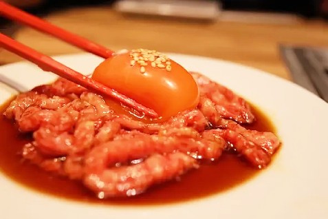 「NO MEAT, NO LIFE. 5go. 」のユッケ例