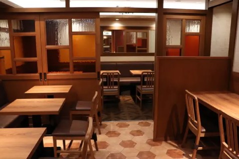「ビフテキ家あづま」の店内