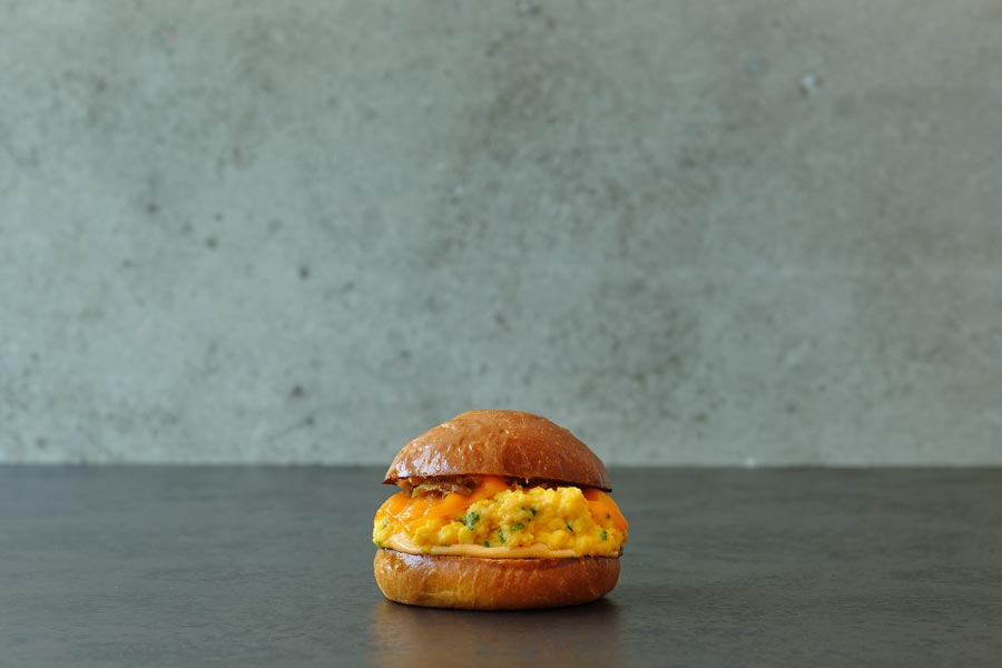 『eggslut(エッグスラット)新宿サザンテラス店』の「フェアファックスサンドイッチ」