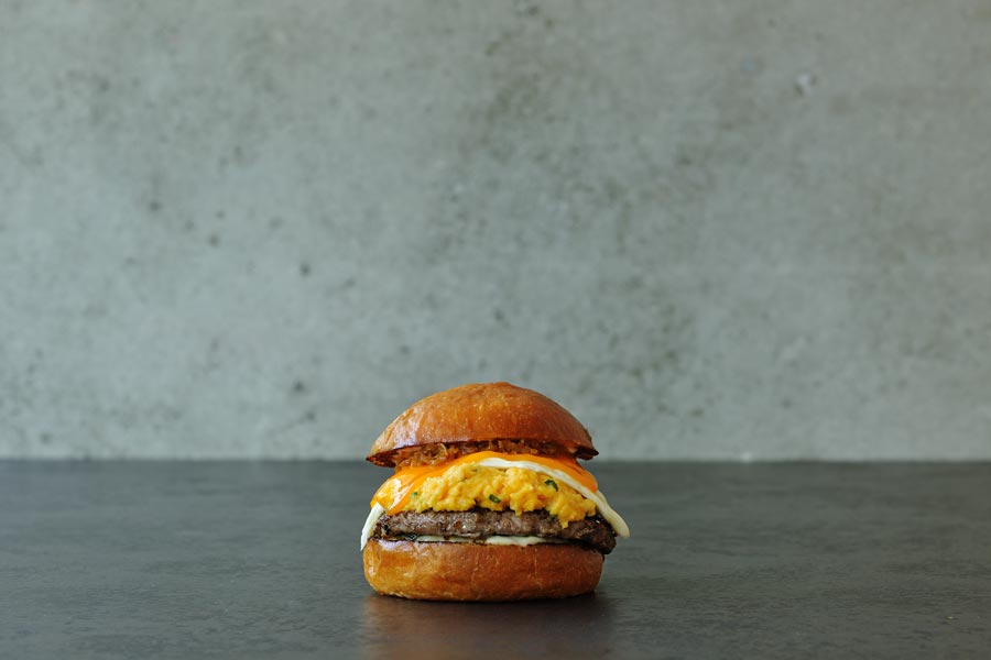 『eggslut(エッグスラット)新宿サザンテラス店』の「フェアファックスサンドイッチ」