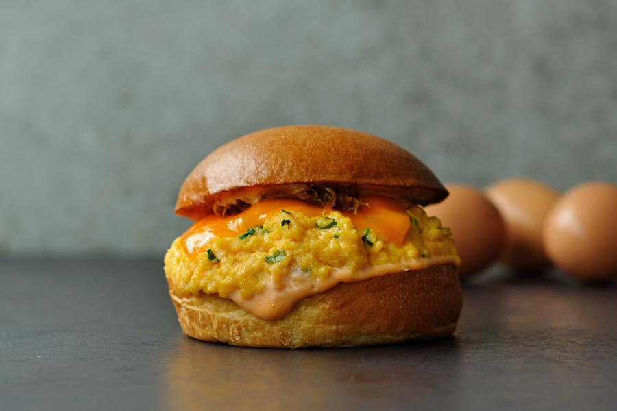 『eggslut(エッグスラット)新宿サザンテラス店』の「フェアファックスサンドイッチ」