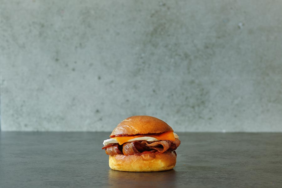 『eggslut(エッグスラット)新宿サザンテラス店』の「BACON,EGG&CHEESE_SANDWICH(ベーコンエッグ&チーズサンドイッチ)」ッグスラット)新宿サザンテラス店』の「フェアファックスサンドイッチ」