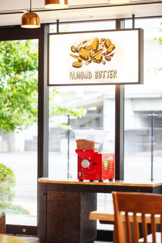 『Groovy Nuts Cafe』