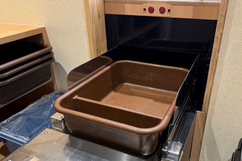 「まぐろ問屋 恵み」