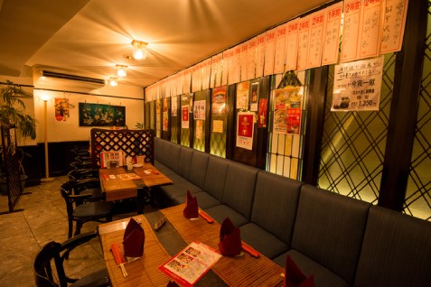 「老辺餃子館 新宿本店」の店内