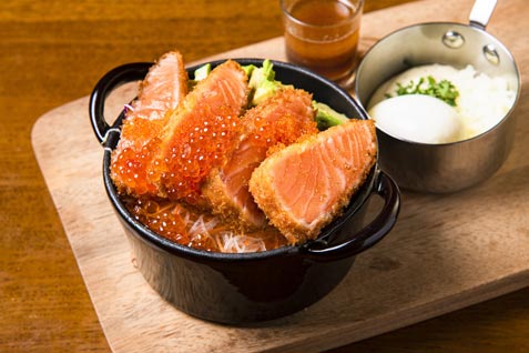 『Ermitage（エルミタージュ）大宮店』の「サーモンレアカツ丼」